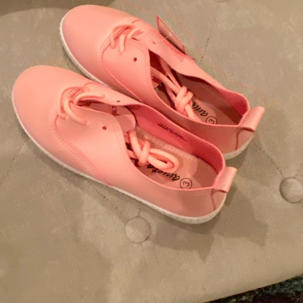 NWOT pink girls size 3 light weight sneakers